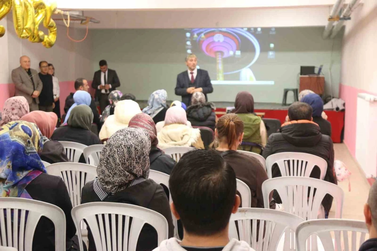 Müdür Yılmaz: &quot;Telefonla oyalandığı kadar çocuğuna ilgi göstermeyen velilerimiz var&quot;
