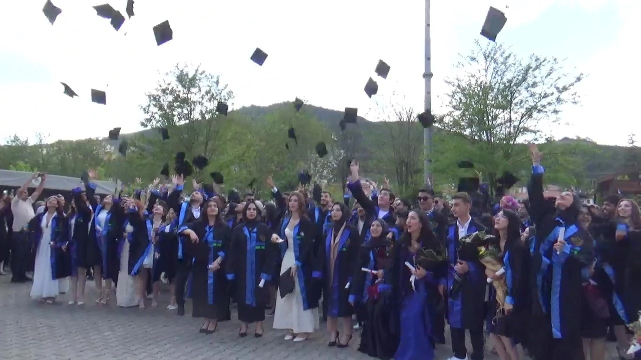 Mudurnu’da 26. dönem mezunları diplomalarını coşkuyla aldı

