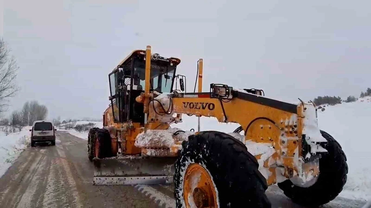 Mudurnu&rsquo;da karla m&uuml;cadele &ccedil;alışmaları aralıksız s&uuml;r&uuml;yor
