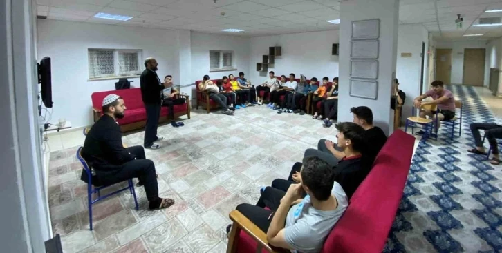 M&uuml;ft&uuml; Akyol, liseli gen&ccedil;lerle buluştu
