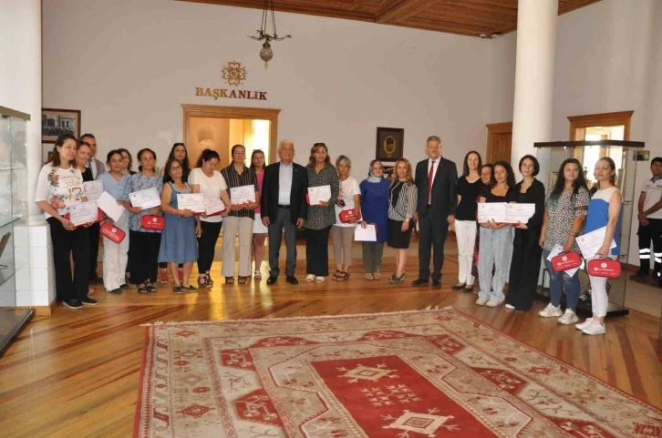 BAŞKAN GÜRÜN, EVDE BAKIM EĞİTİMİ SERTİFİKALARINI VERDİ
