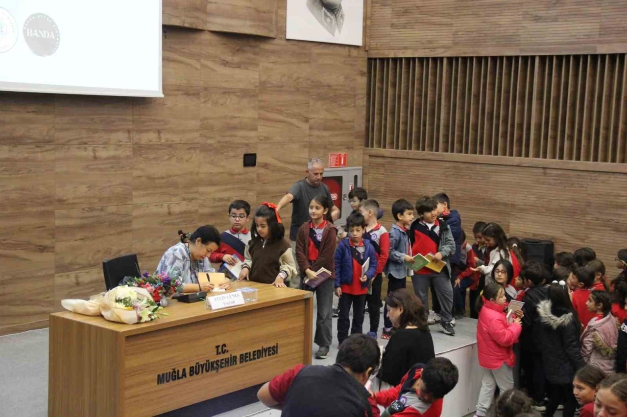 Muğla Büyükşehir Belediyesi Pelin Güneş’i minik okurlarla buluşturdu
