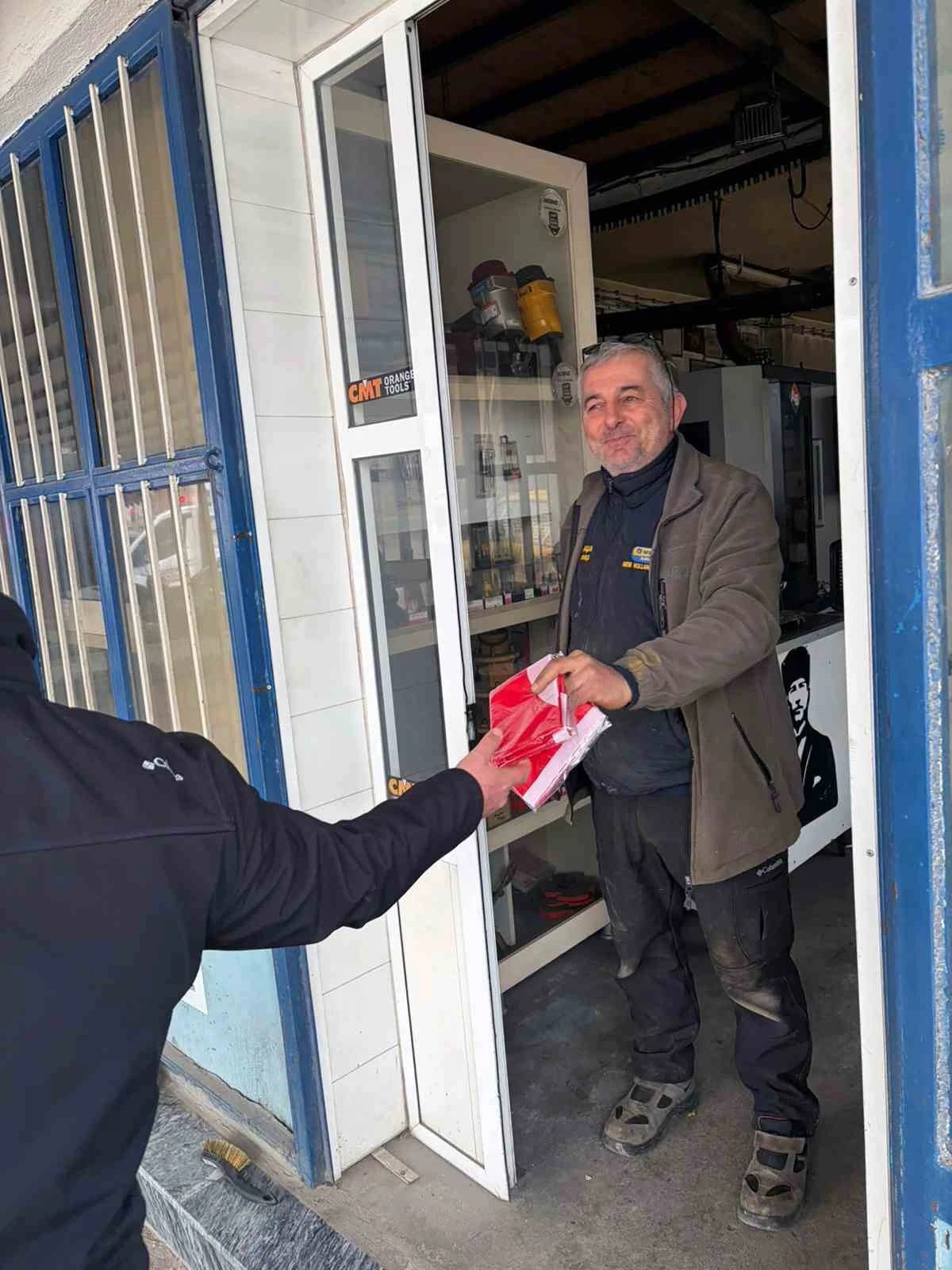 Muğla B&uuml;y&uuml;kşehir Belediyesi T&uuml;rk Bayrağı dağıtarak dayanışma mesajı verdi
