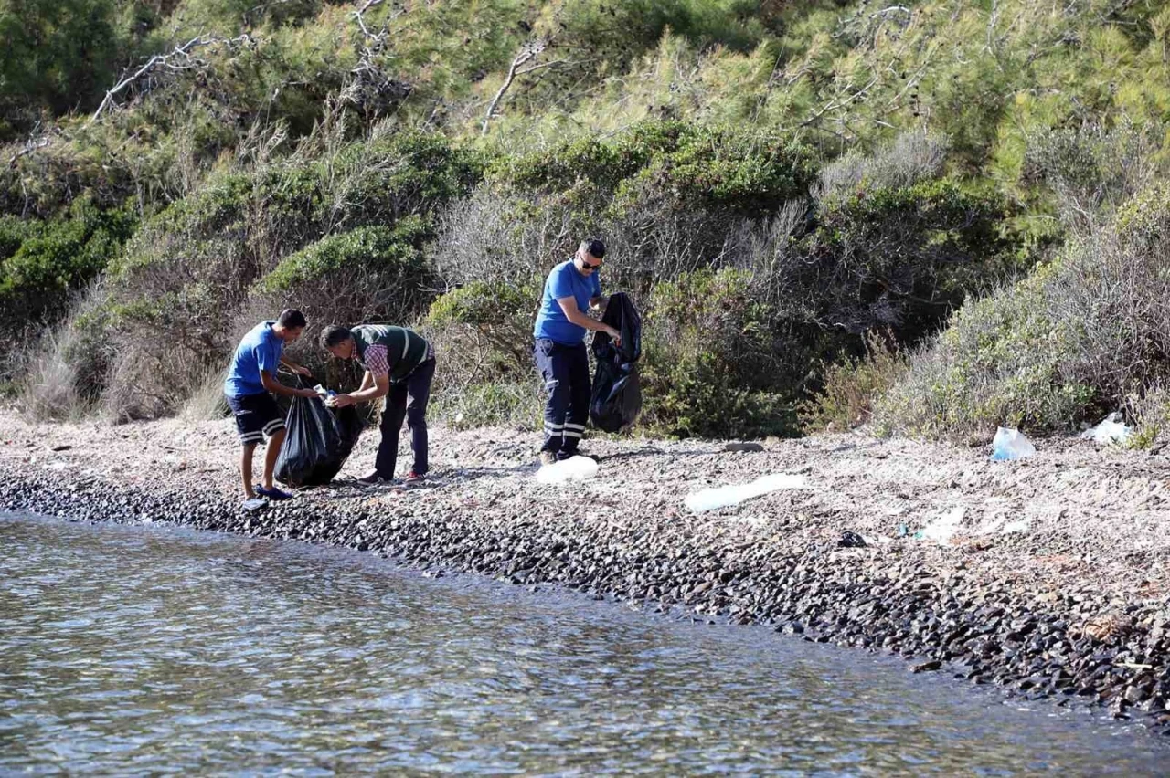 Muğla Büyükşehir’den araç ulaşımı olmayan koylarda temizlik
