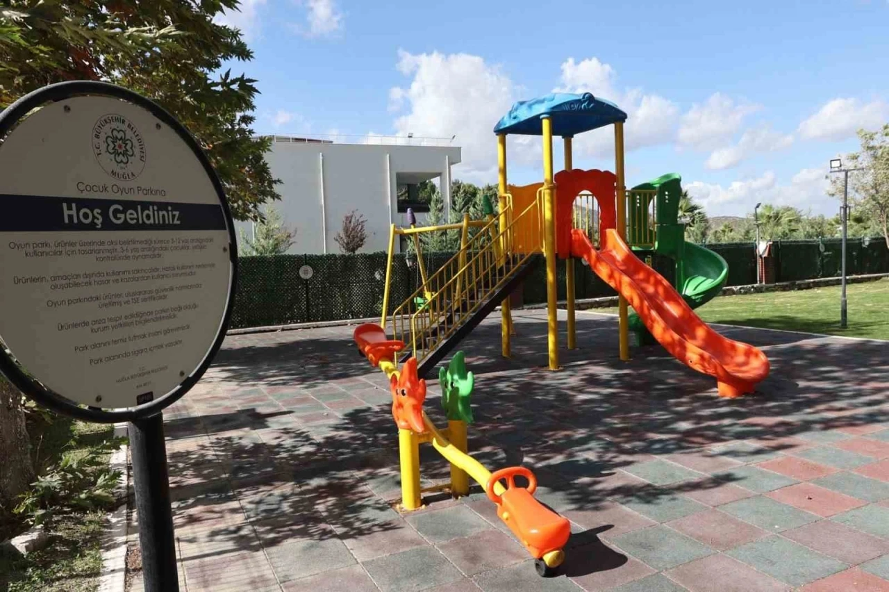 Muğla Büyükşehir’den Yatağan’a yeni oyun alanları ve bank desteği
