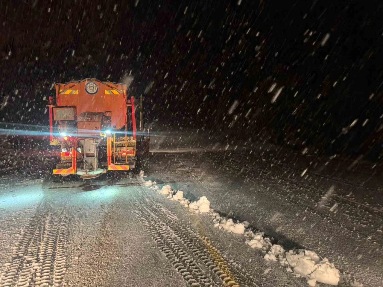 Muğla B&uuml;y&uuml;kşehir ekiplerinin kar mesaisi başladı
