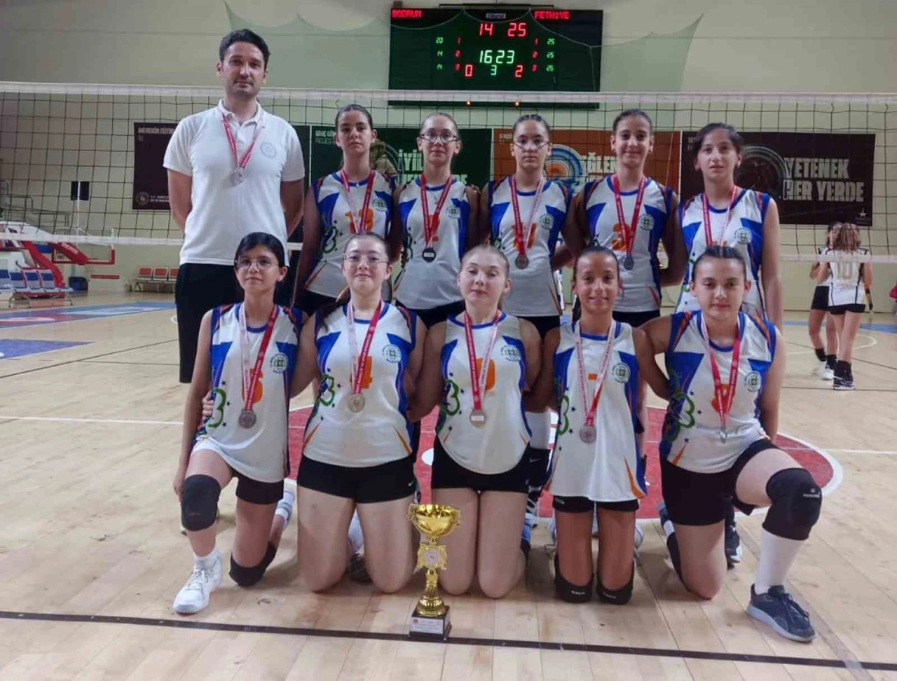 MUĞLA BÜYÜKŞEHİR'İN VOLEYBOL TAKIMLARDAN ÇİFTE BAŞARI