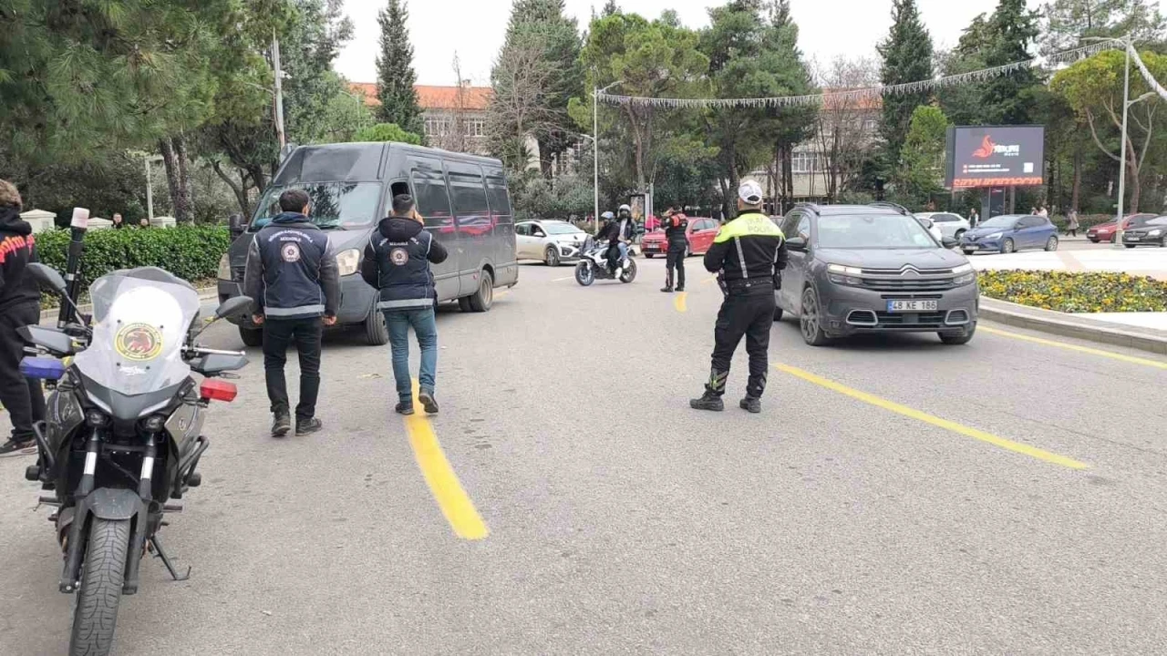 Muğla Cumhuriyet Meydanı&rsquo;nda geniş kapsamlı trafik denetimi
