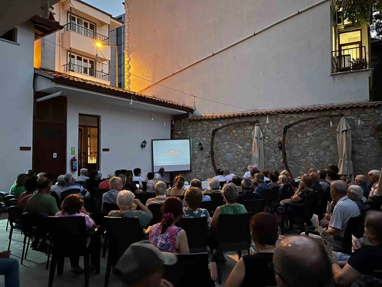 MUĞLA'DA 100 YAŞ EVİ ÜYELERİNE YAZLIK SİNEMA KEYFİ