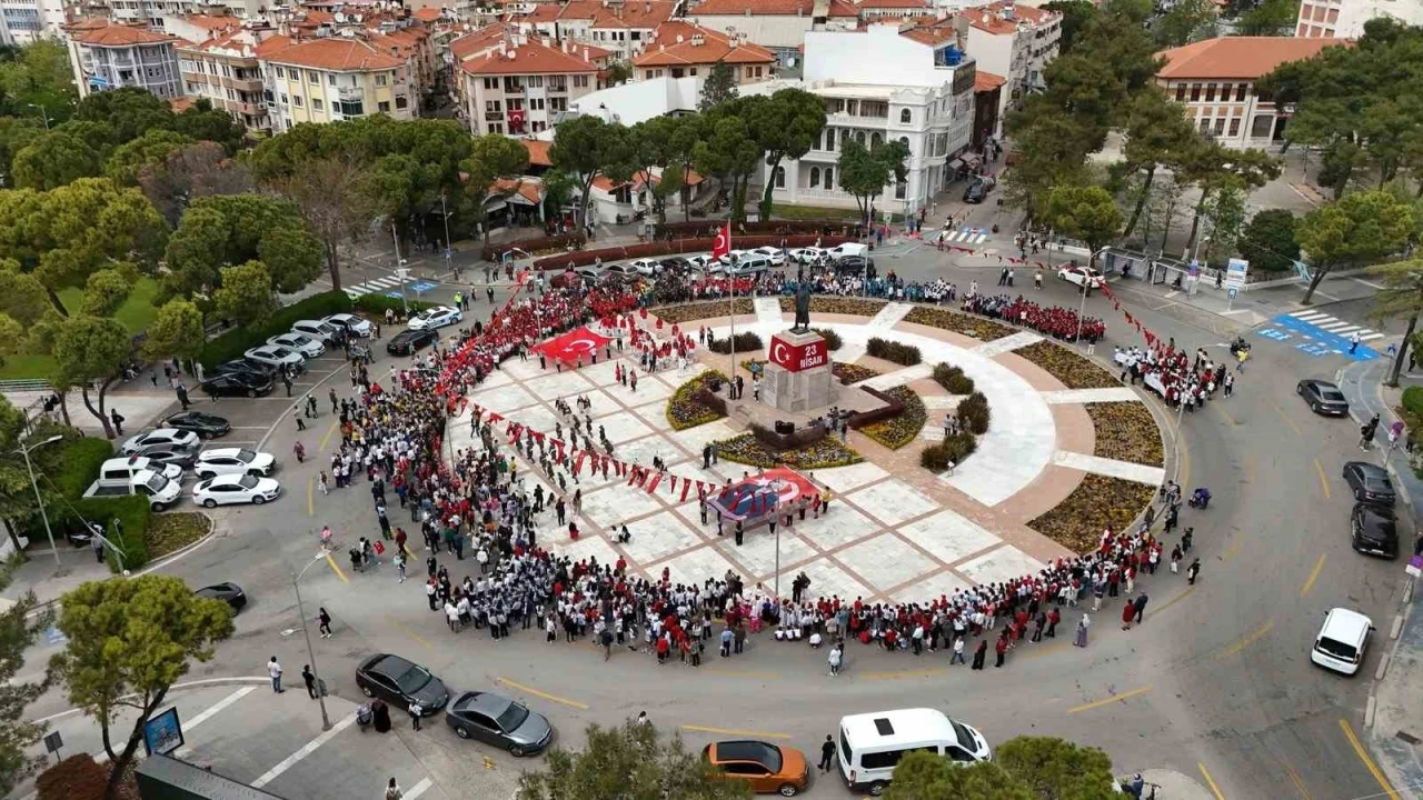 Menteşe'de 23 Nisan Kutlamaları Kortejle Başladı
