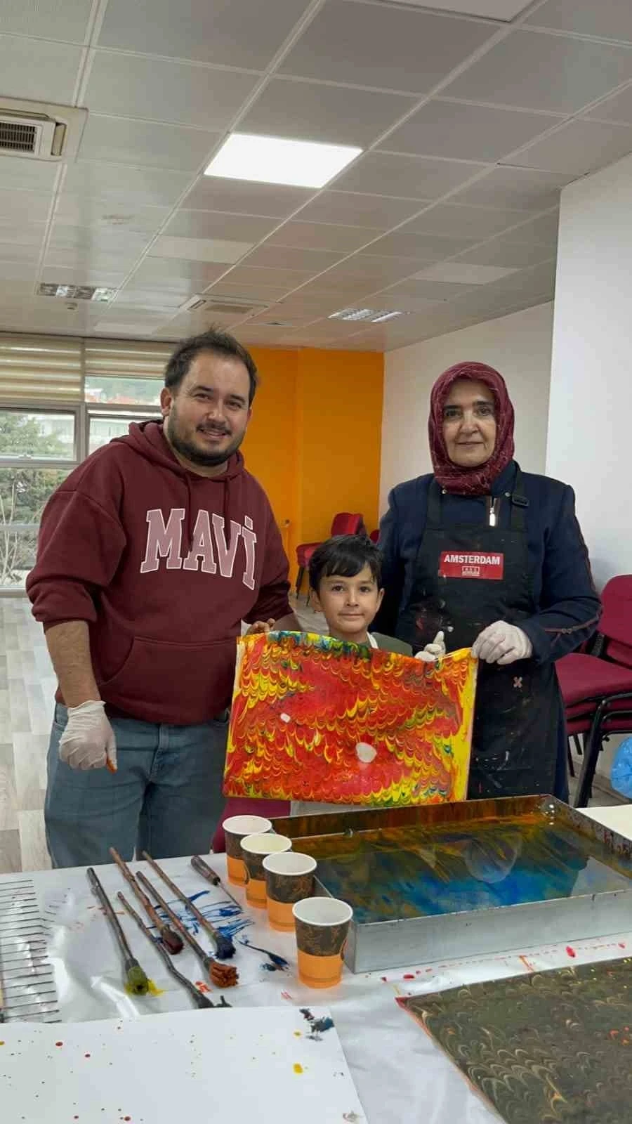 Muğla&rsquo;da aileler ve &ccedil;ocuklar ebru sanatıyla renklerin yolculuğuna &ccedil;ıktı
