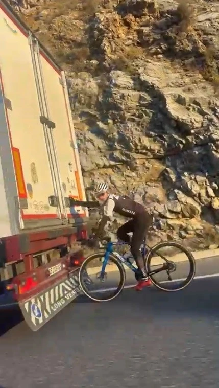 Muğla’da bisiklet ile tehlikeli yolculuk