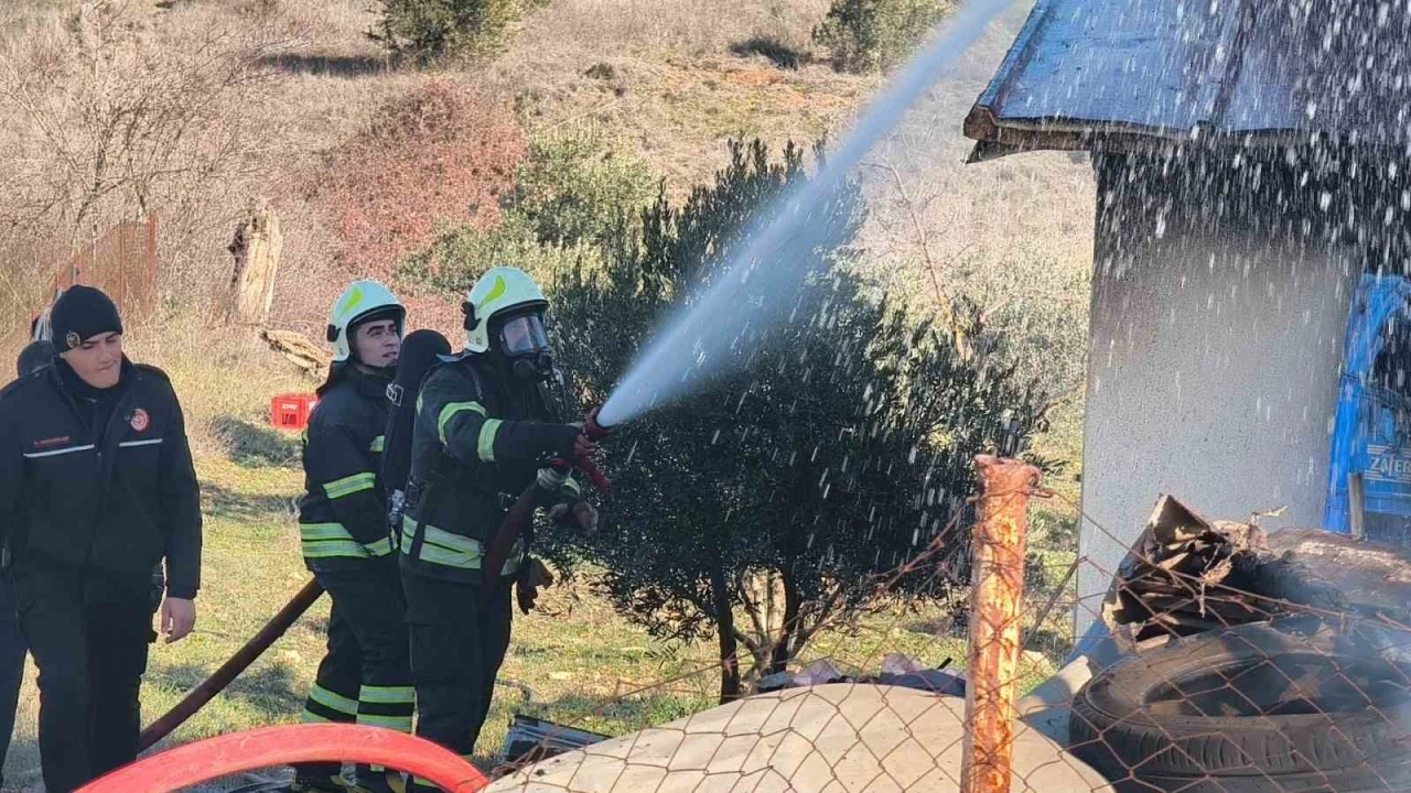 Muğla&rsquo;da ev ve otomobil k&uuml;le d&ouml;nd&uuml;
