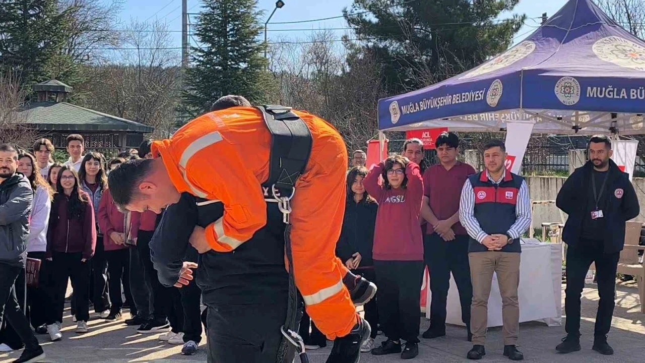 MUĞLA&rsquo;DA GER&Ccedil;EĞİ ARATMAYAN DEPREM TATBİKATI