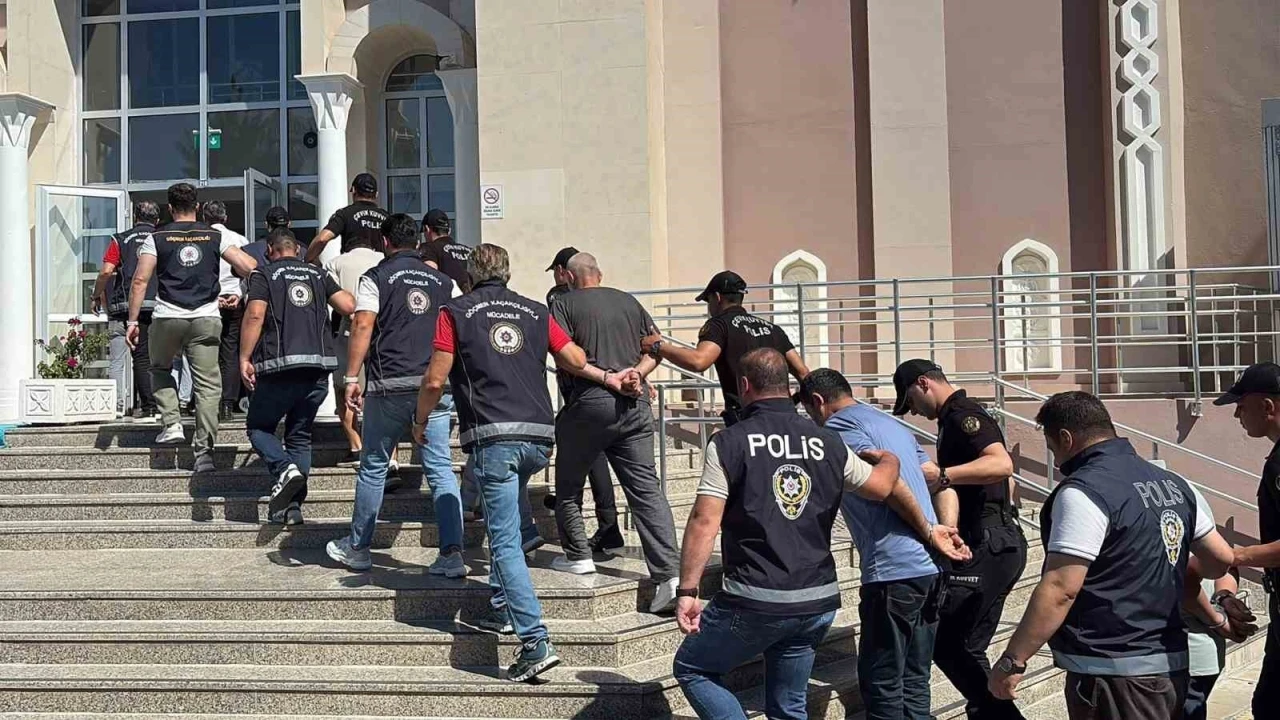 Muğla&rsquo;da G&ouml;&ccedil;men Ka&ccedil;ak&ccedil;ılığı operasyonları: 26 ş&uuml;pheli tutuklandı
