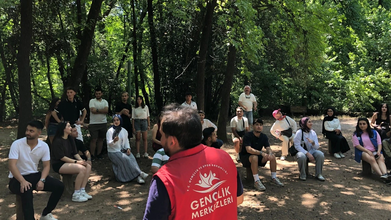 MUĞLA'DA GÖNÜLLÜ GENÇLER ÇEVRE TEMİZLİĞİ YAPTI 