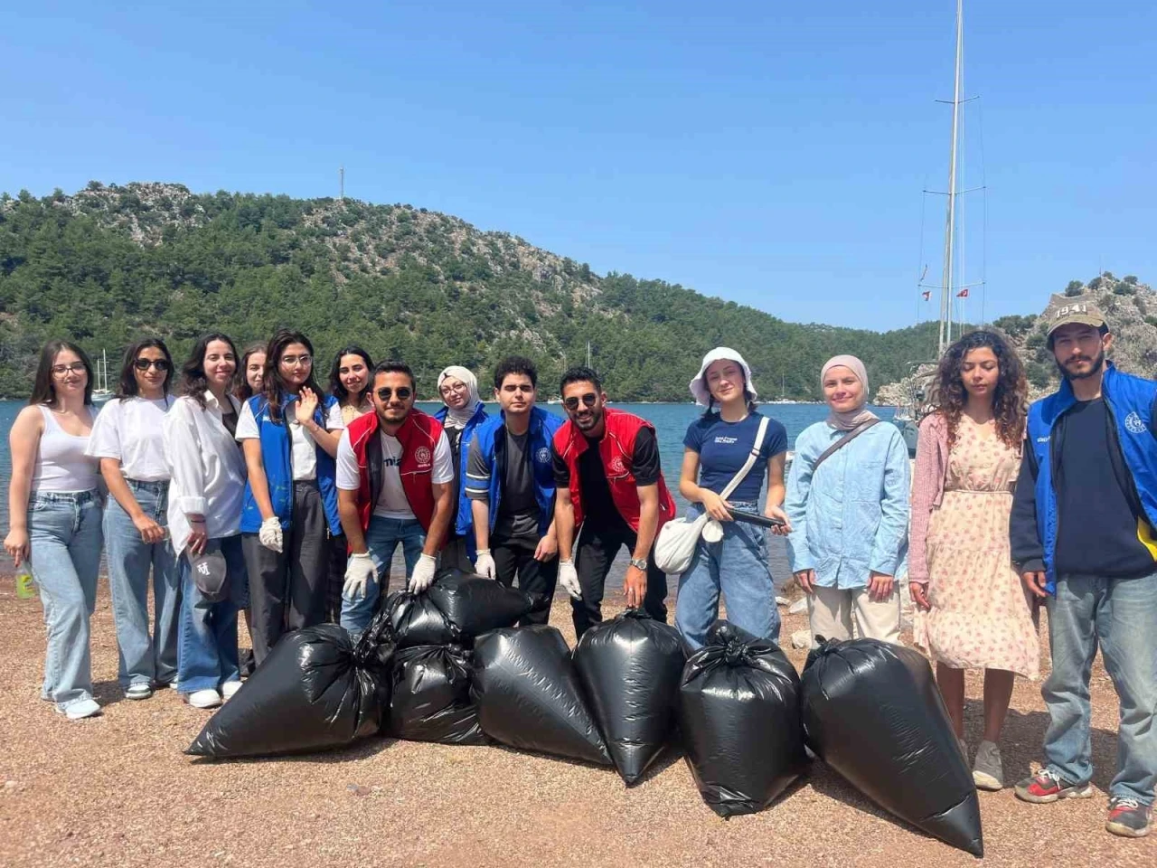 Gönüllü Gençler Marmaris'te Sahil Temizliği Yaptı