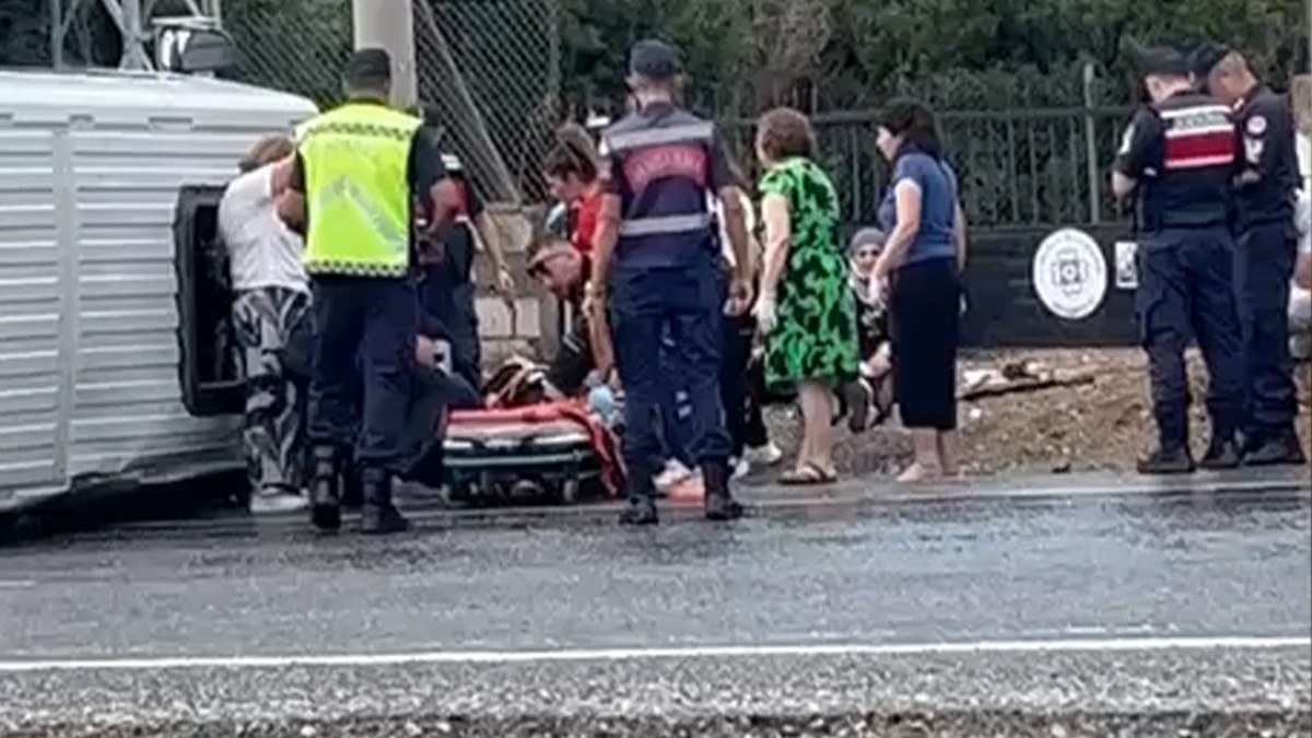 Muğla&rsquo;da Minib&uuml;s Devrildi: Yaralılar Var