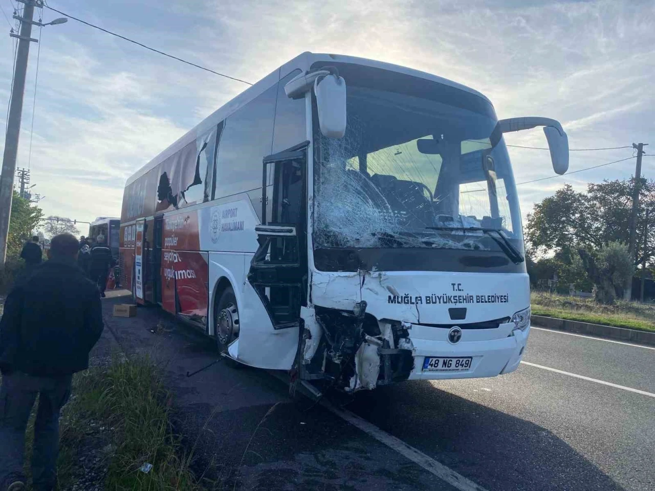 Muğla’da otobüs ile minibüs çarpıştı: 2 yaralı
