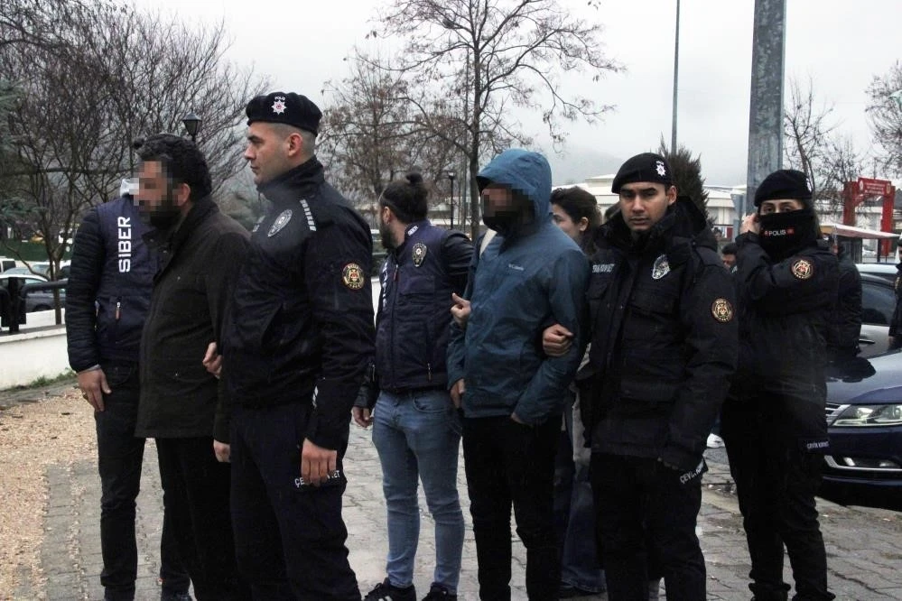 Muğla&rsquo;da sahte hesap &uuml;zerinden &lsquo;devlet b&uuml;y&uuml;klerine hakaret&rsquo; soruşturmasında 2 tutuklama
