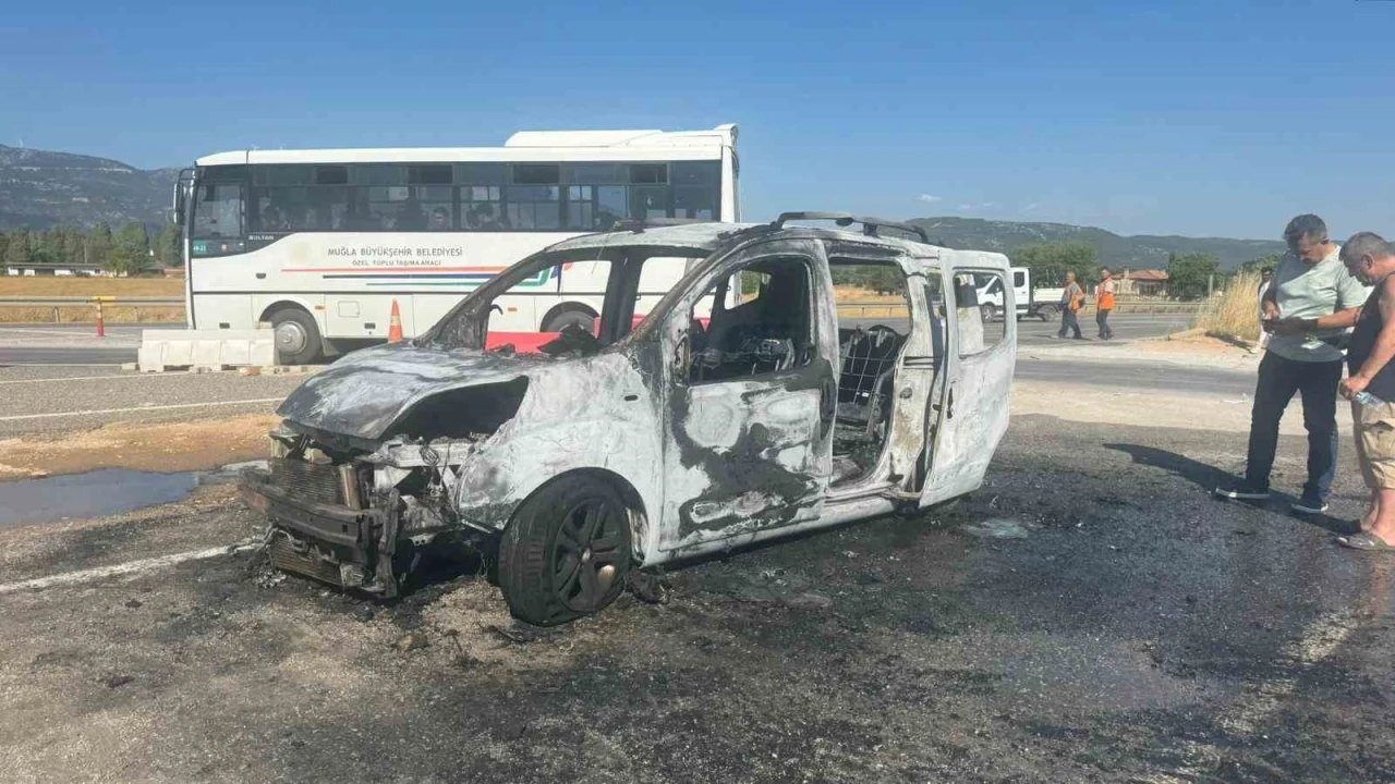 Muğla&rsquo;da seyir halindeki ara&ccedil; alev alev yandı
