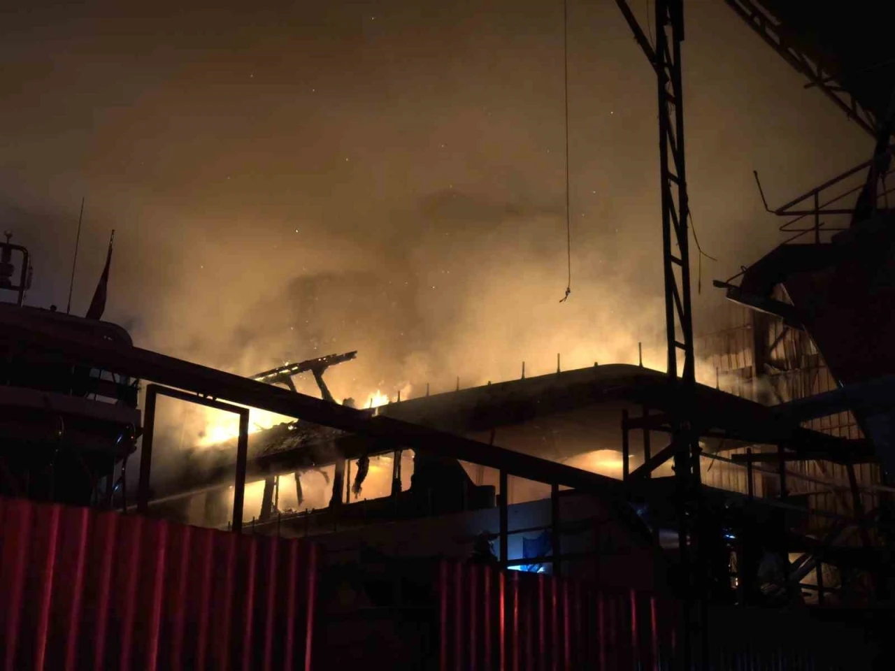 Muğla&rsquo;da tersane yangını: S&ouml;nd&uuml;rme &ccedil;alışmaları s&uuml;r&uuml;yor
