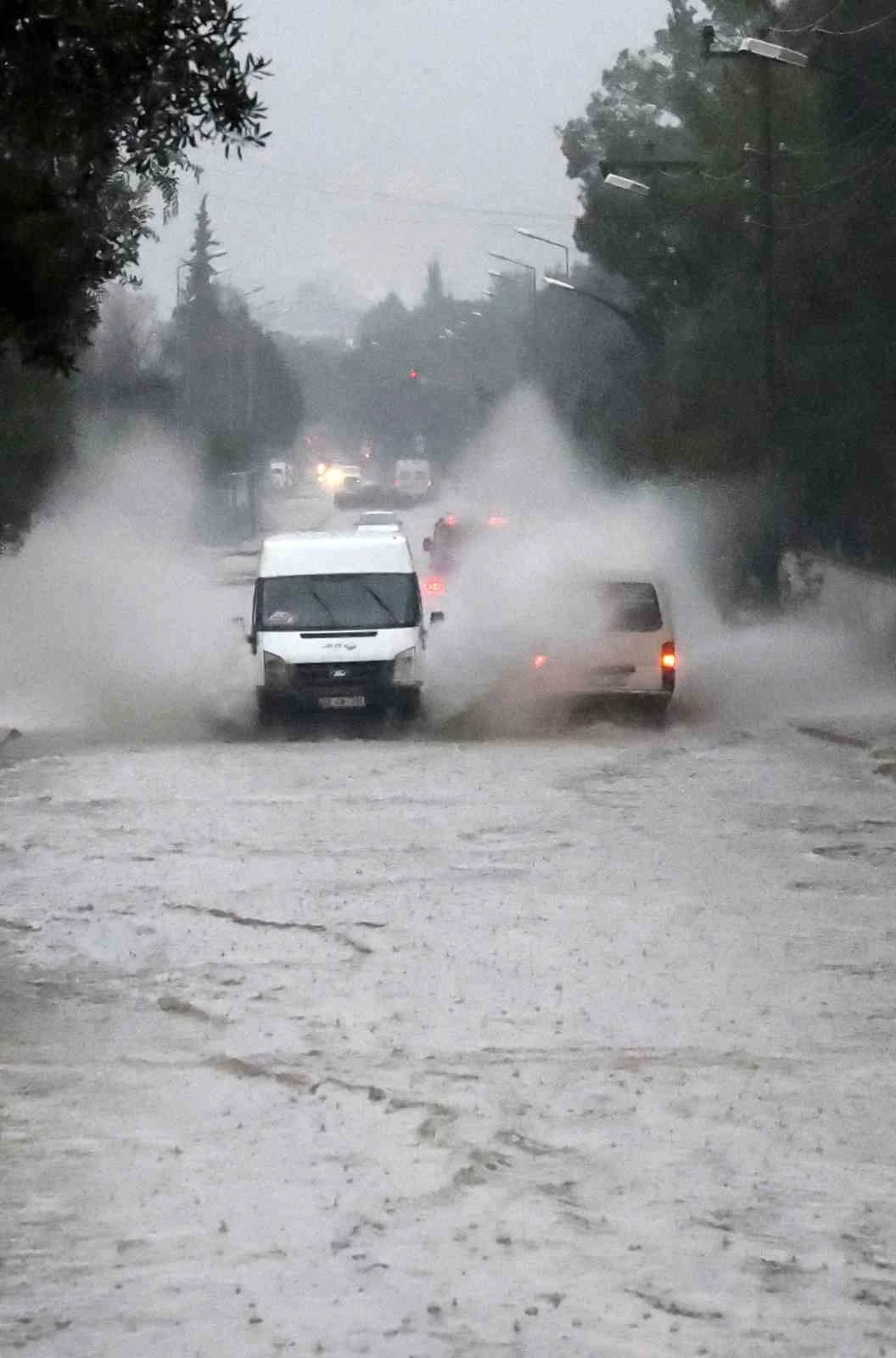 Muğla&rsquo;nın 7 il&ccedil;esine g&ouml;k g&uuml;r&uuml;lt&uuml;l&uuml; sağanak yağmur uyarısı
