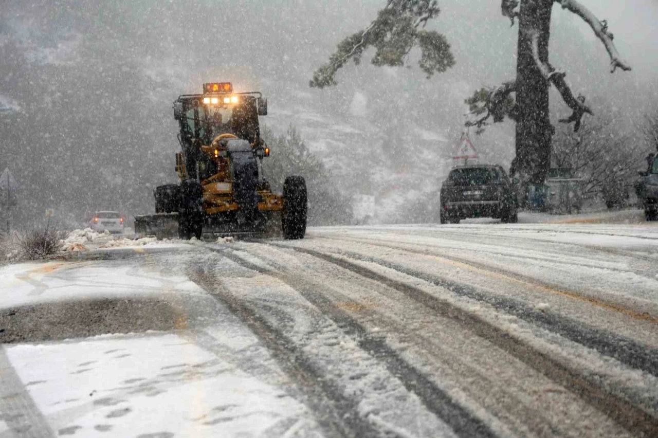 Muğla&rsquo;nın y&uuml;ksek kesimlerinde kar yağışı etkili olmaya başladı
