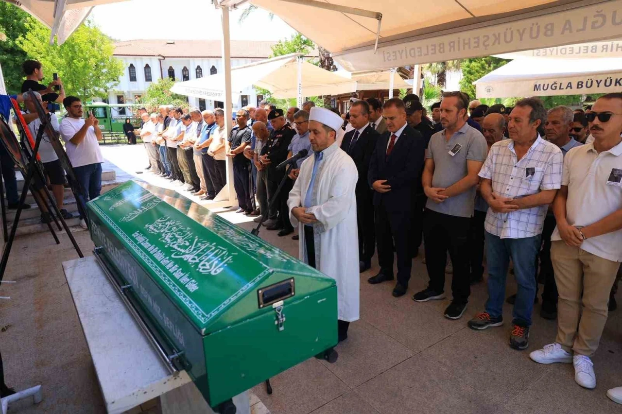Muğla Valisi Akbıyık, şehit babasını son yolculuğuna uğurladı
