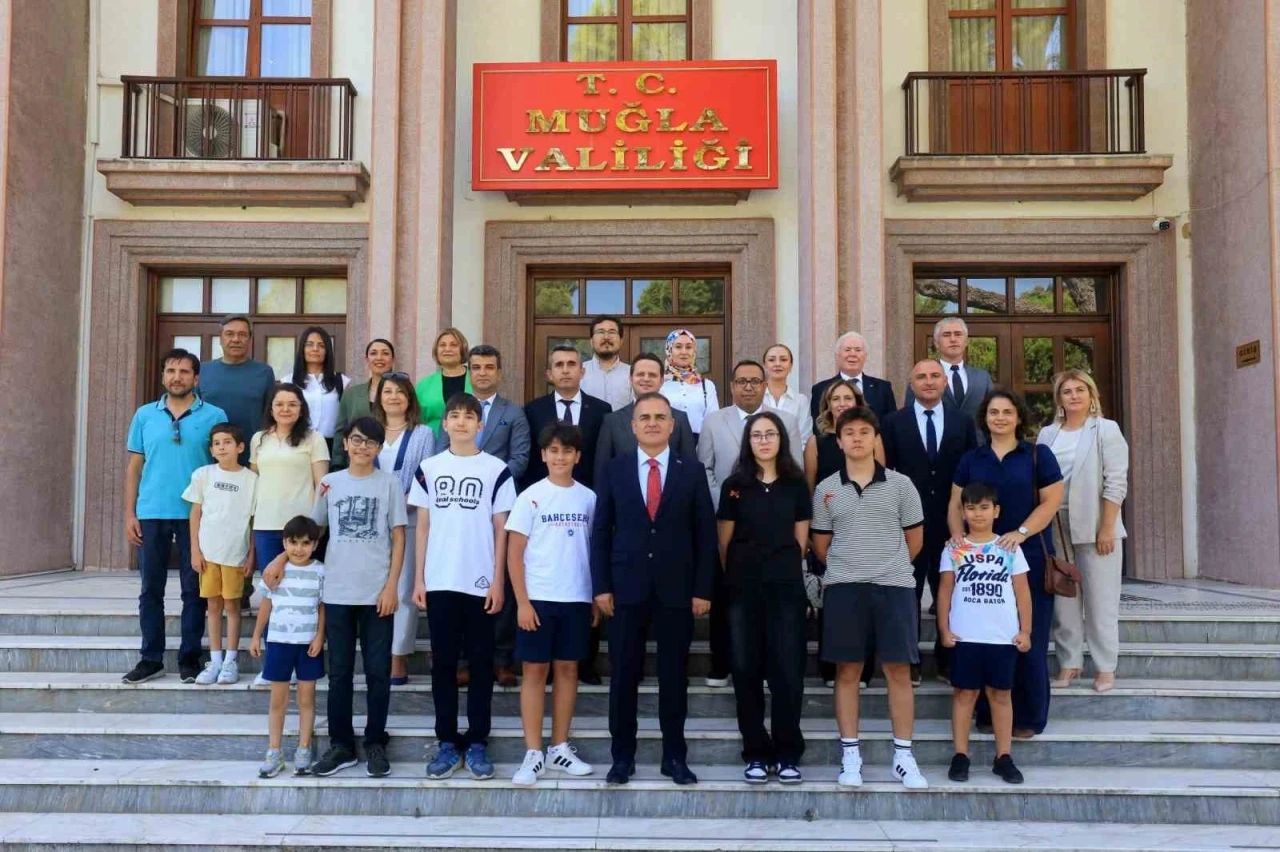 Muğla Valisi Dr. İdris Akbıyık, LGS şampiyonlarını altınla &ouml;d&uuml;llendirdi

