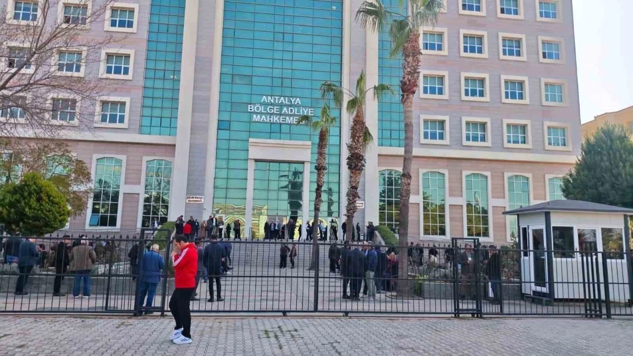 Muhittin B&ouml;cek&rsquo;in de yargılandığı davada "tehdit" ve "menfaat" iddiaları
