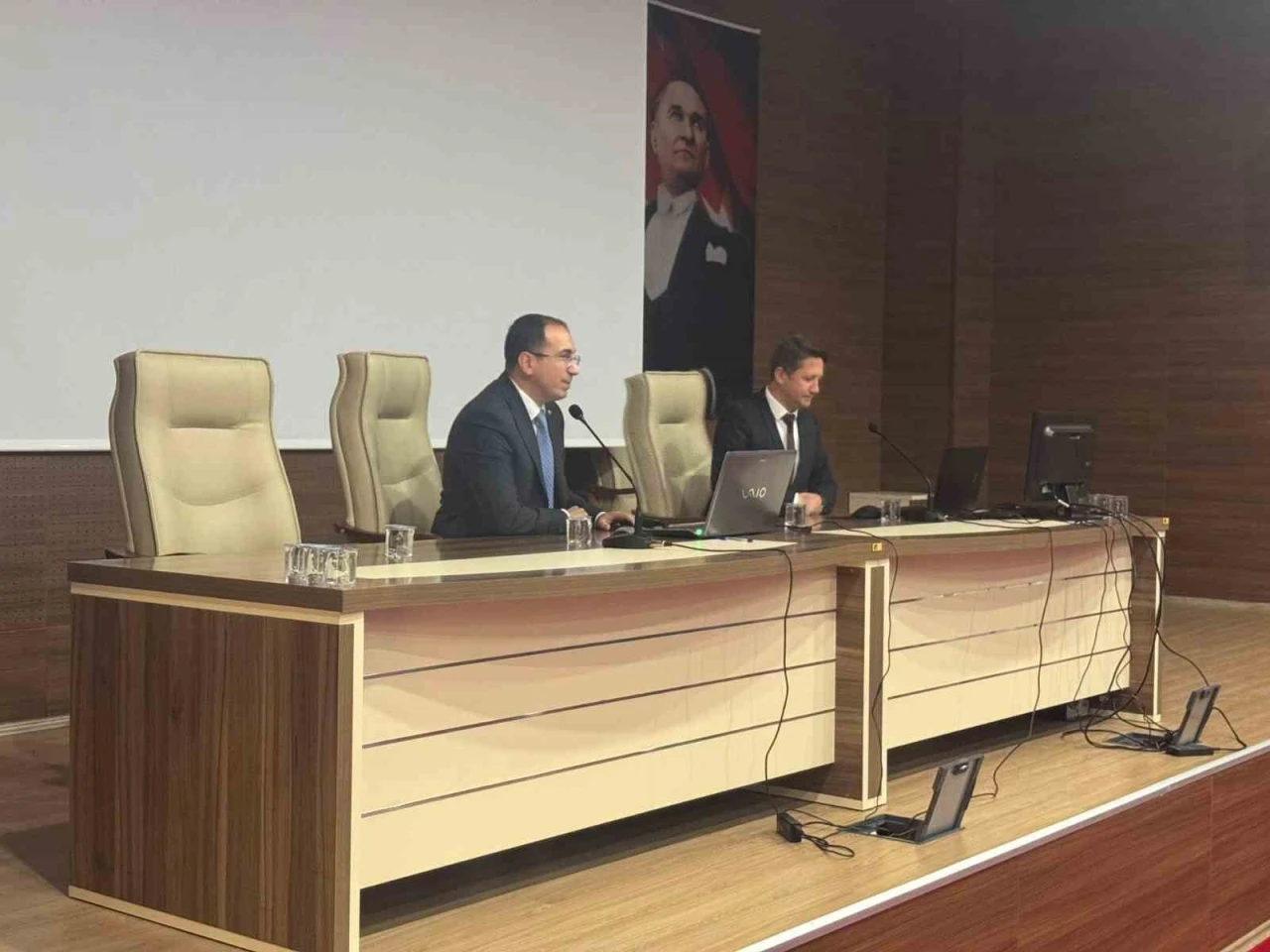 Muhtarlara ve biçerdöver sahiplerine yangınla mücadele eğitimi
