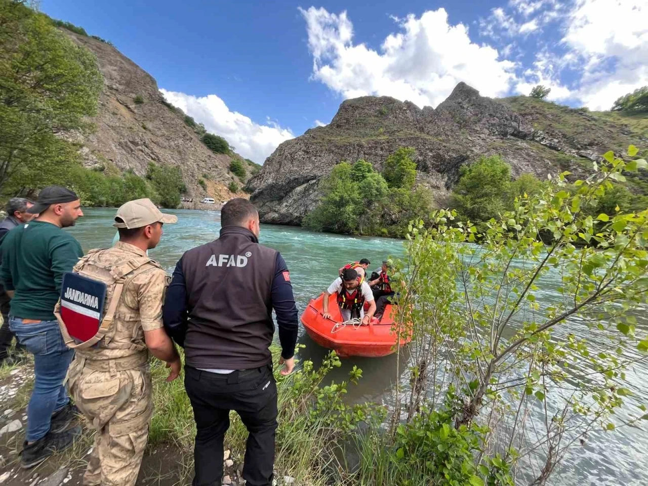 Munzur Nehri’nde mahsur kalan vatandaşı ekipler kurtardı
