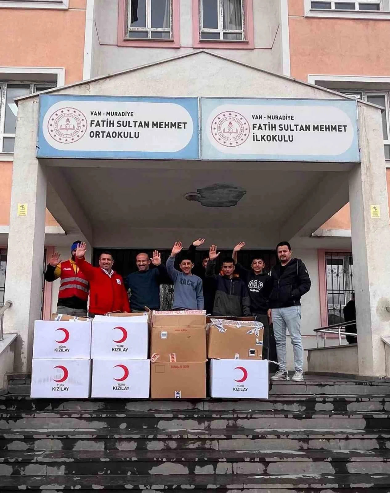 Muradiye&rsquo;de 16 bin &ouml;ğrenciye giyim desteği
