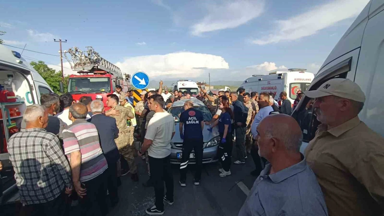 Muradiye’de otomobil ile minibüs çarpıştı: 5 yaral