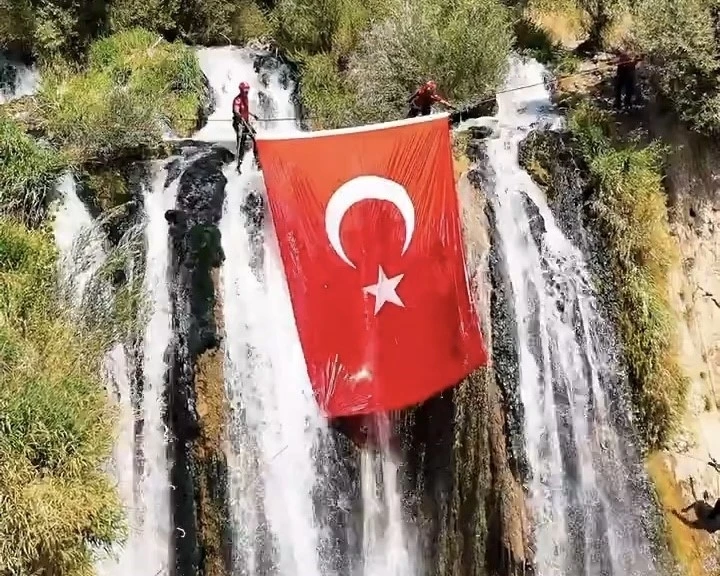 Muradiye Şelalesinde dev Türk bayrağı açıldı
