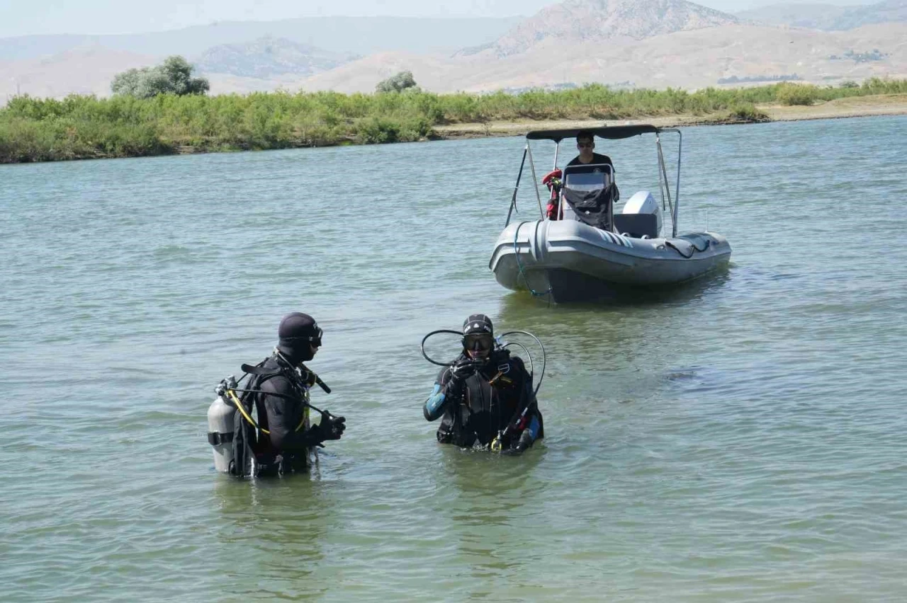 Murat Nehri&rsquo;nde kaybolan Berat&rsquo;ı arama &ccedil;alışmaları 5&rsquo;inci g&uuml;n&uuml;nde
