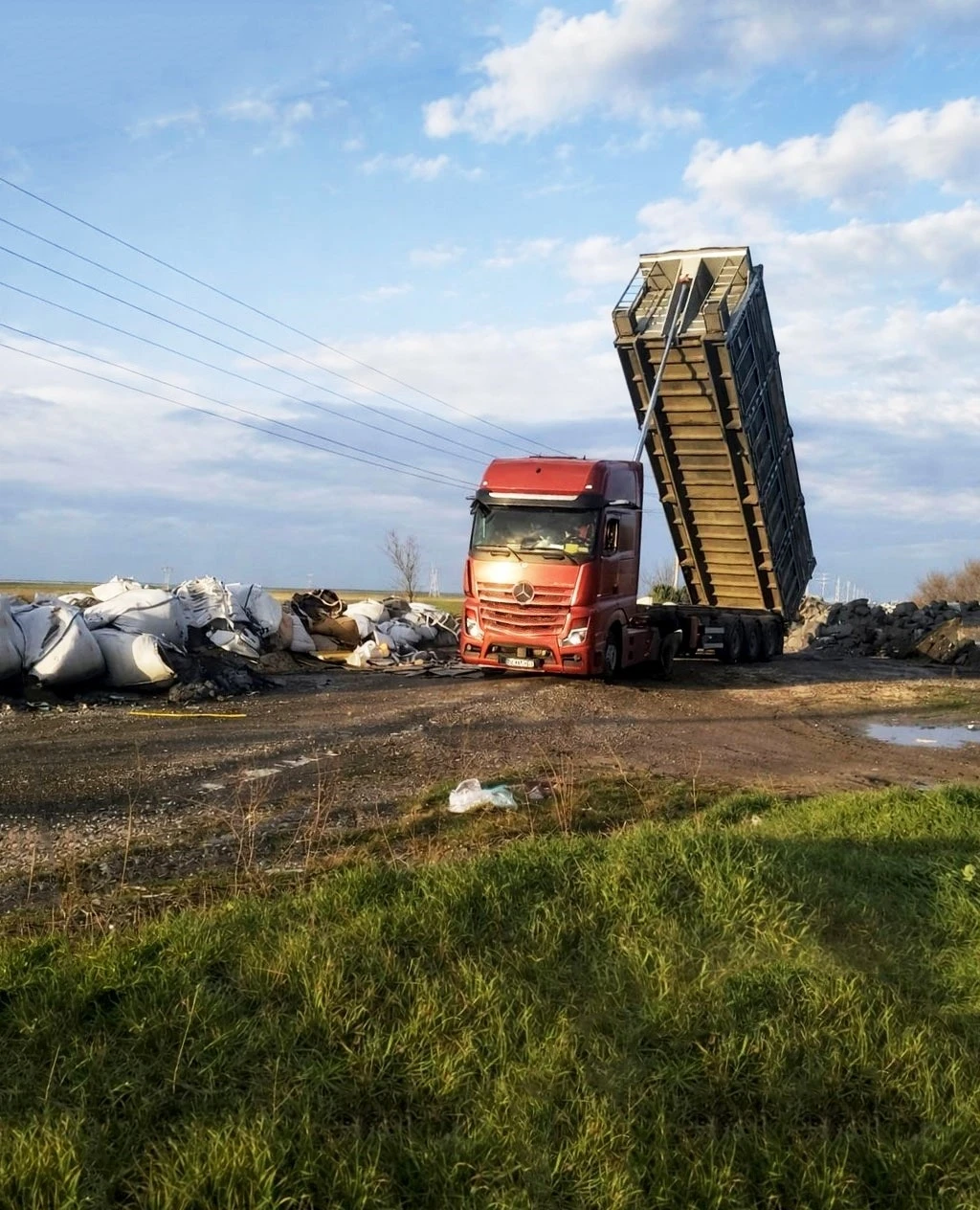 Muratlı&rsquo;da izinsiz atık d&ouml;ken kamyon ve s&uuml;r&uuml;c&uuml;s&uuml;ne ceza
