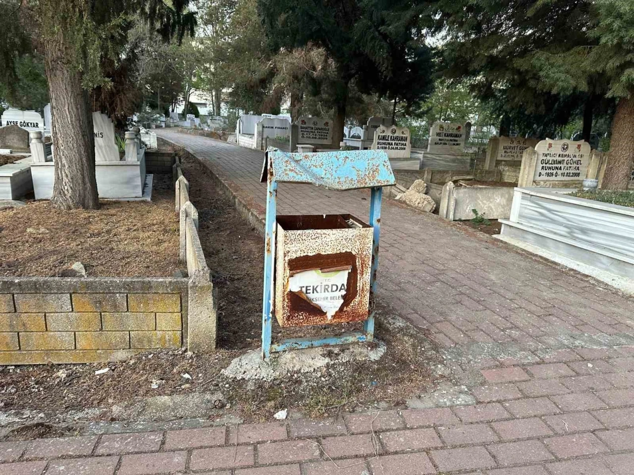 Muratlı Mezarlığı’ndaki çöp kovaları yenilenmeyi bekliyor
