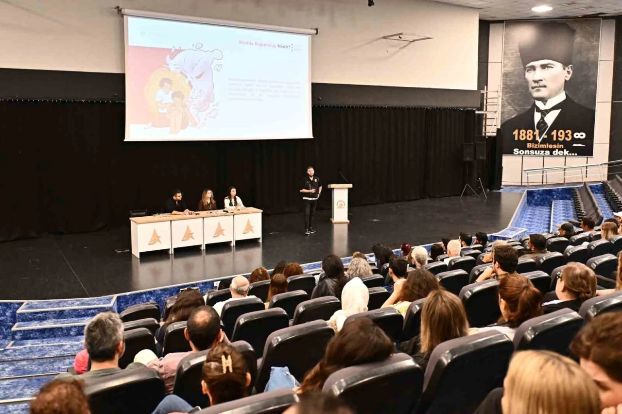 Muratpaşa Belediyesi’nden madde bağımlılığını önleme konferansı