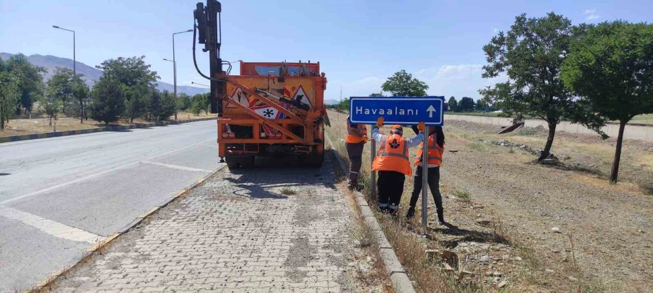 Muş-Havalimanı yolu, yol çalışması nedeniyle trafiğe kapatıldı
