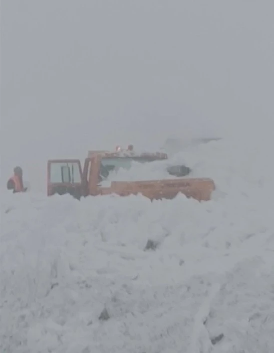 Muş-Kulp kara yolunda iş makinesinin &uuml;zerine &ccedil;ığ d&uuml;şt&uuml;
