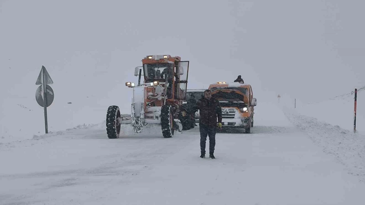 Muş-Kulp karayolu tır ve &ccedil;ekici trafiğine kapatıldı
