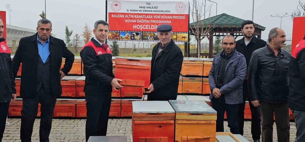 Muş&rsquo;ta 100 &uuml;reticiye 1000 arı kovanı dağıtıldı
