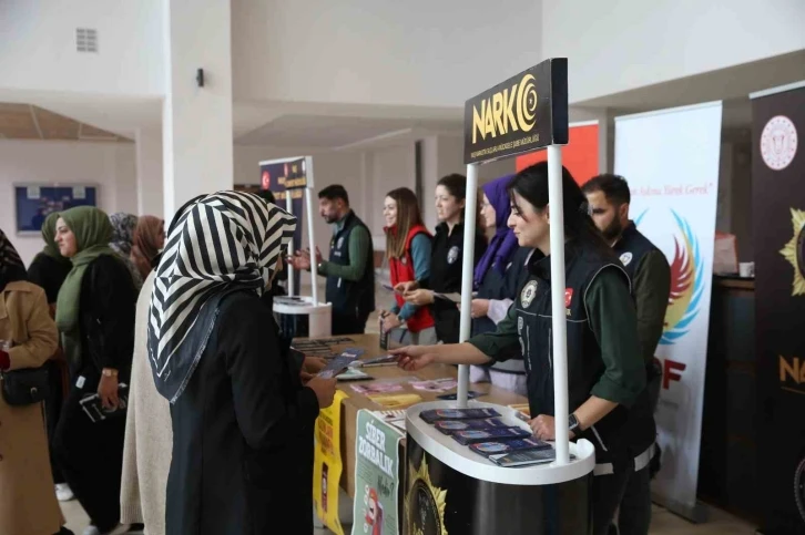 Muş&rsquo;ta 3 bin 500 &uuml;niversite &ouml;ğrencisi bilgilendirildi
