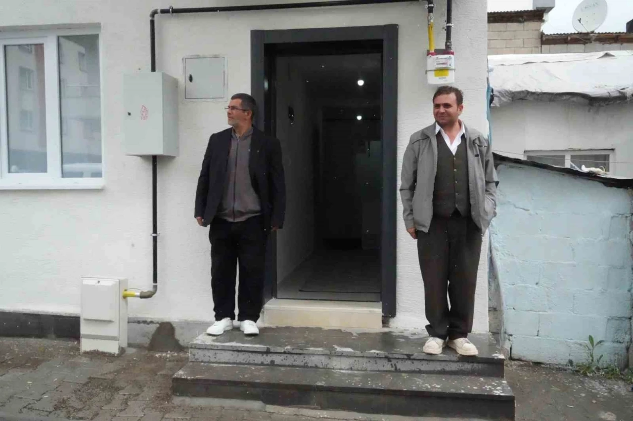 Muş’ta 3 engelli kardeşin evi yenilendi
