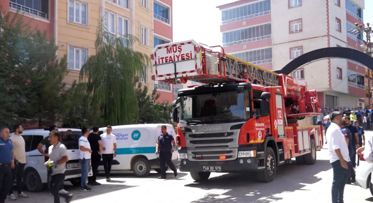 Muş’ta 7 katlı binada yangın: 6 kişi hastaneye kaldırıldı
