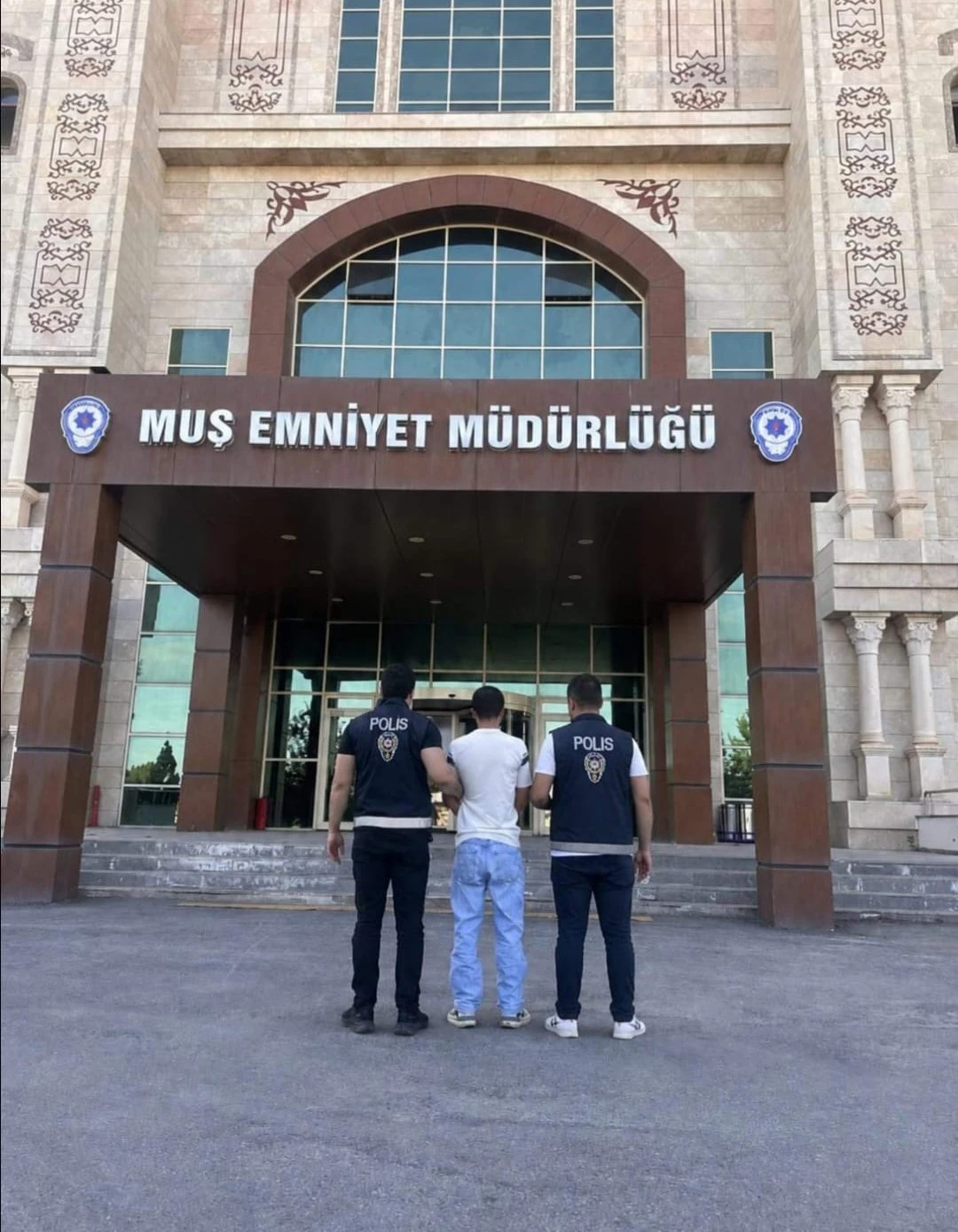 Muş&rsquo;ta 9 yıl 10 g&uuml;n hapis cezası bulunan h&uuml;k&uuml;ml&uuml; yakalandı
