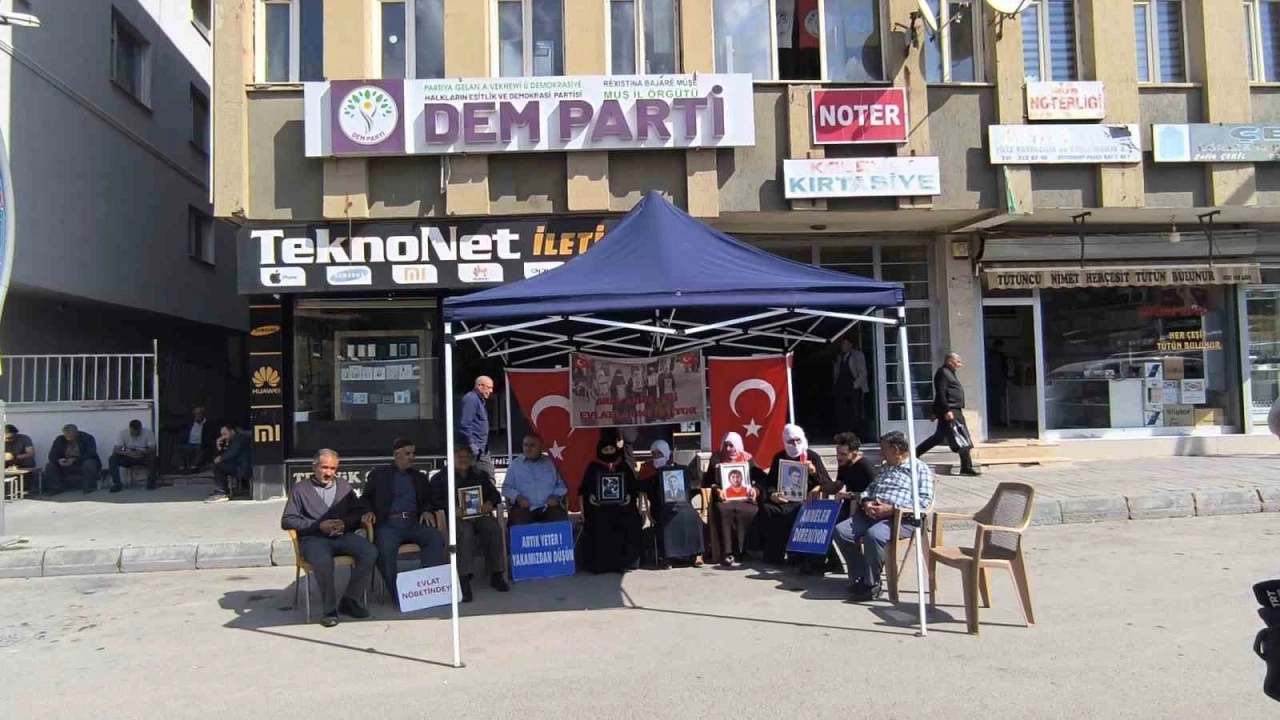 Muş’ta ailelerin DEM Parti önündeki eylemi sürüyor

