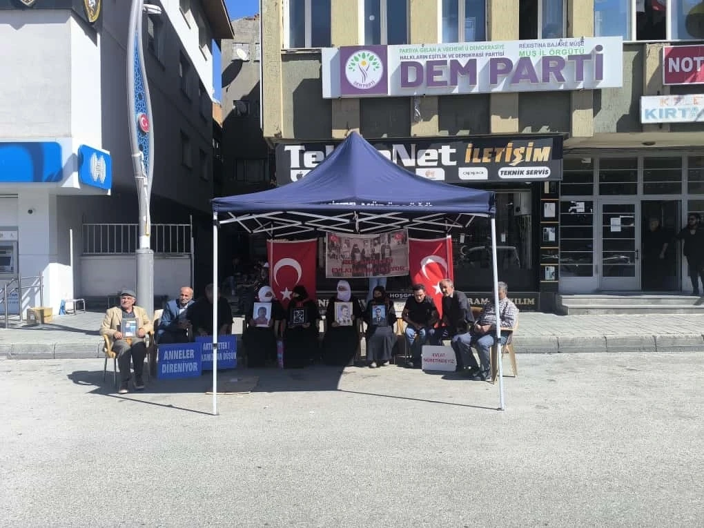 Muş’ta ailelerin DEM Parti önündeki eylemi sürüyor
